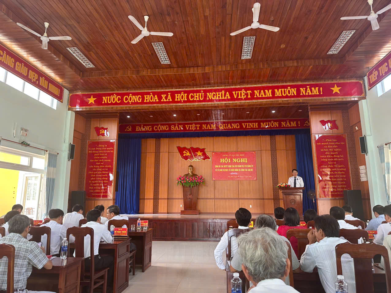 BAN THƯỜNG VỤ ĐẢNG ỦY XÃ THU BỒN CÔNG BỐ CÁC QUYẾT ĐỊNH VỀ CÔNG TÁC TỔ CHỨC, CÁN BỘ