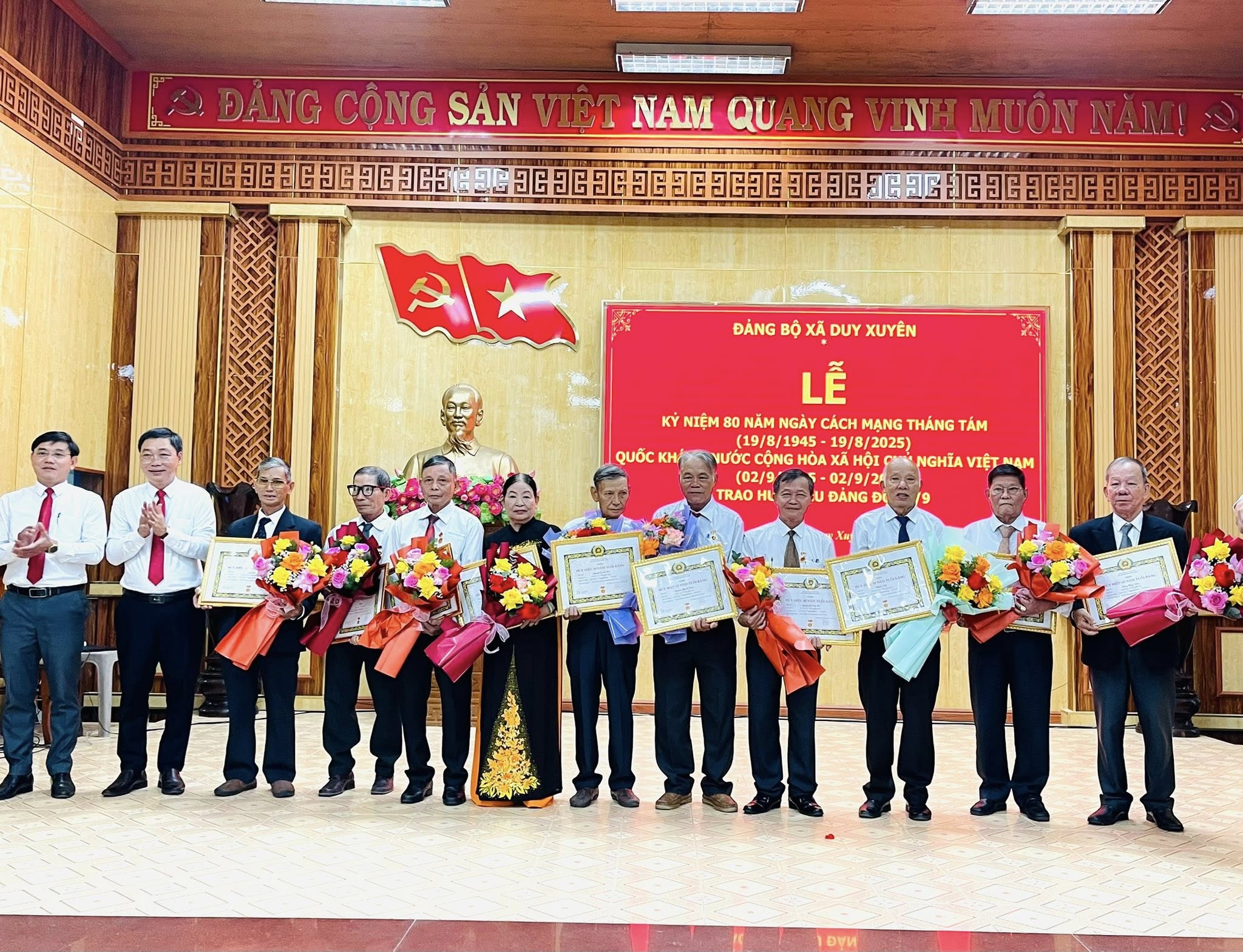 Ngày 29/8, Đảng bộ xã Duy Xuyên tổ chức Lễ trao tặng Huy hiệu Đảng đợt 2/9