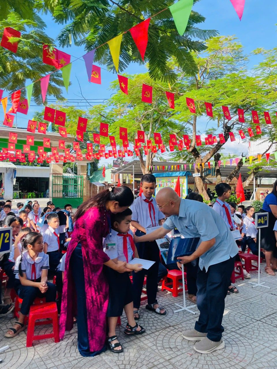 Lan toả yêu thương, tiếp thêm động lực cho học sinh vượt khó đến trường