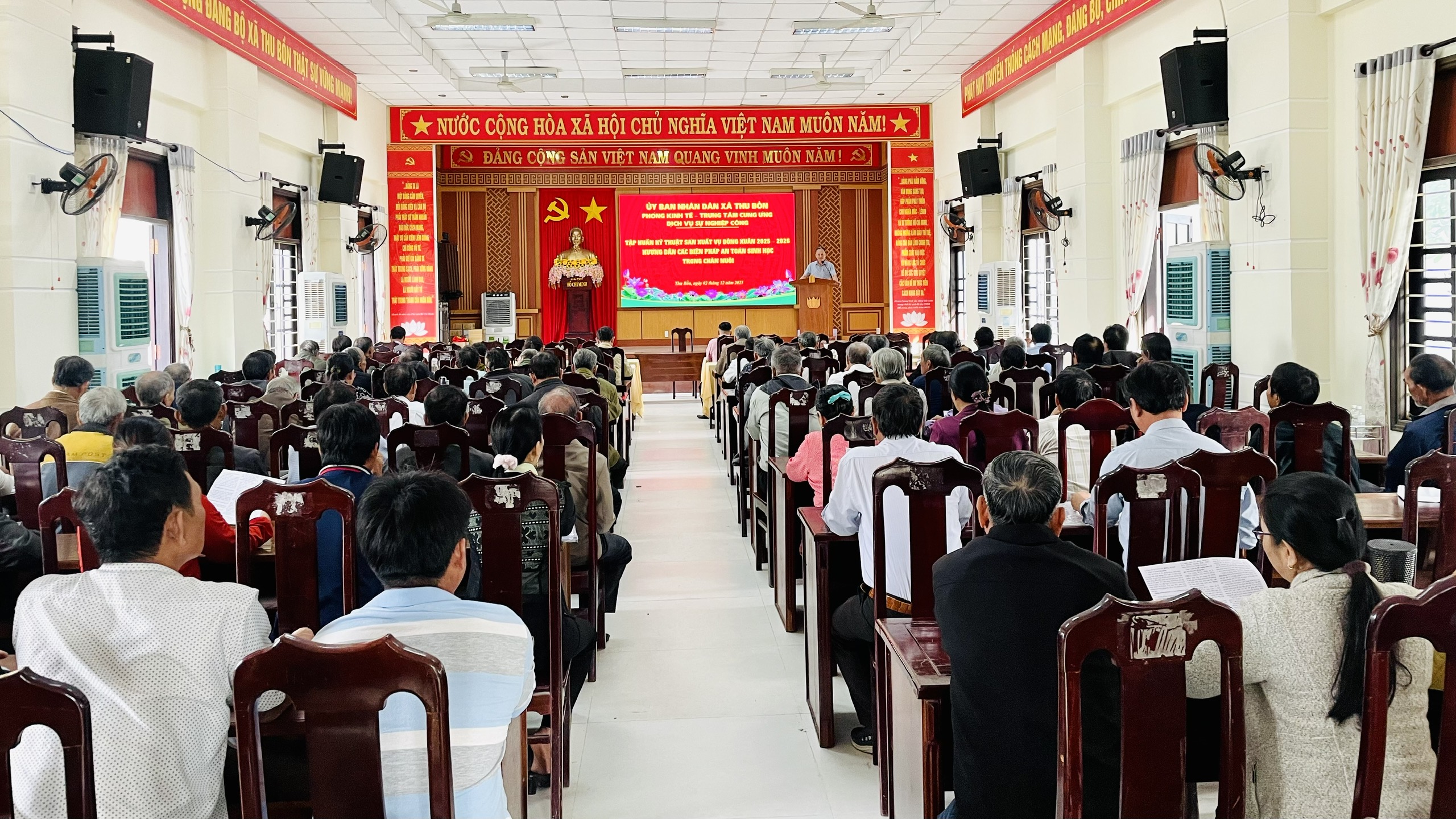 Thu Bồn tập huấn kỹ thuật sản xuất vụ Đông Xuân 2025-2026, hướng dẫn các biện pháp an toàn sinh học trong chăn nuôi