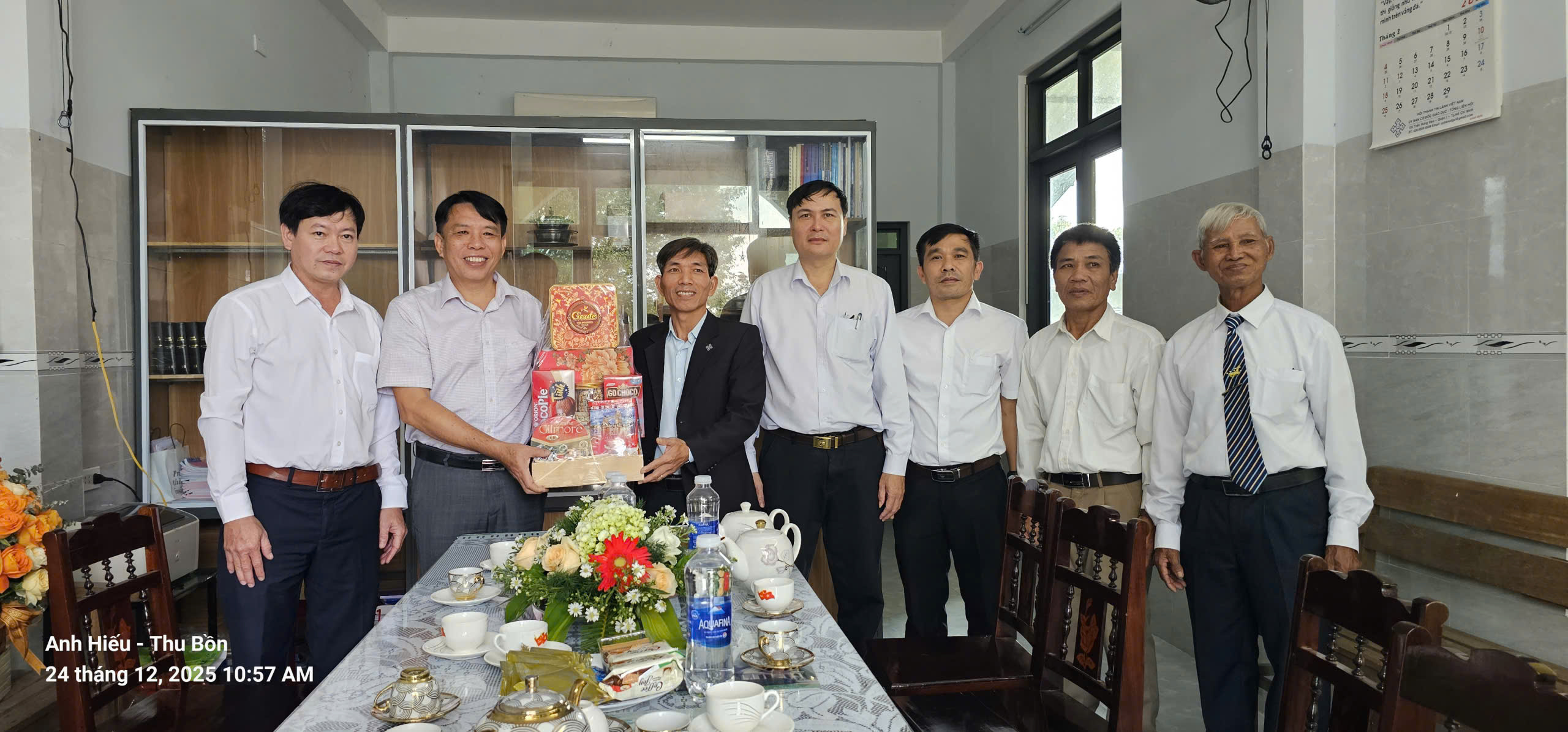 Lãnh đạo xã Thu Bồn thăm, chúc mừng Hội thánh Tin lành nhân dịp Giáng sinh 2025