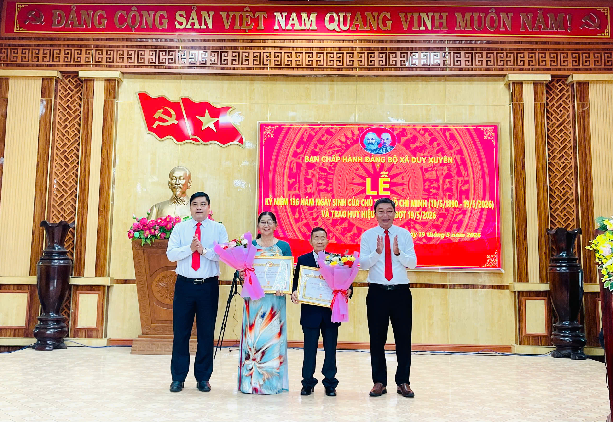 Đảng ủy xã Duy Xuyên trao Huy hiệu Đảng đợt 19/5